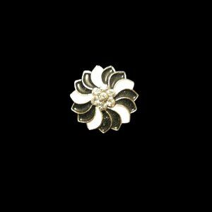 18mm Black & White Swirl Flower Snap Charm